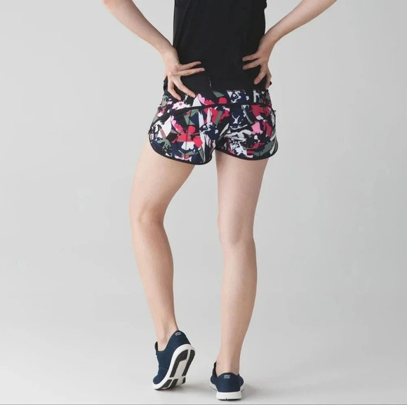 Lululemon Speed ShortPop Cut Boom Juice Multi/Black Size 6 Athletic Gym Running - Picture 1 of 5